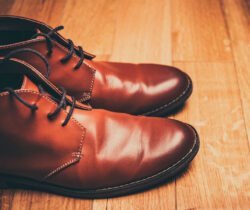 zapatos cafés en piso de madera